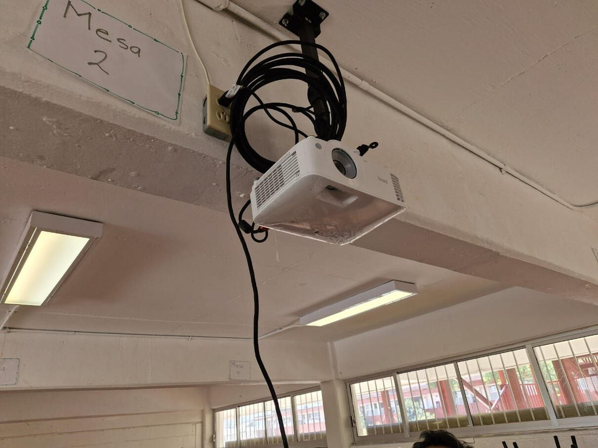 Colocación de pantalla y proyector de artes.