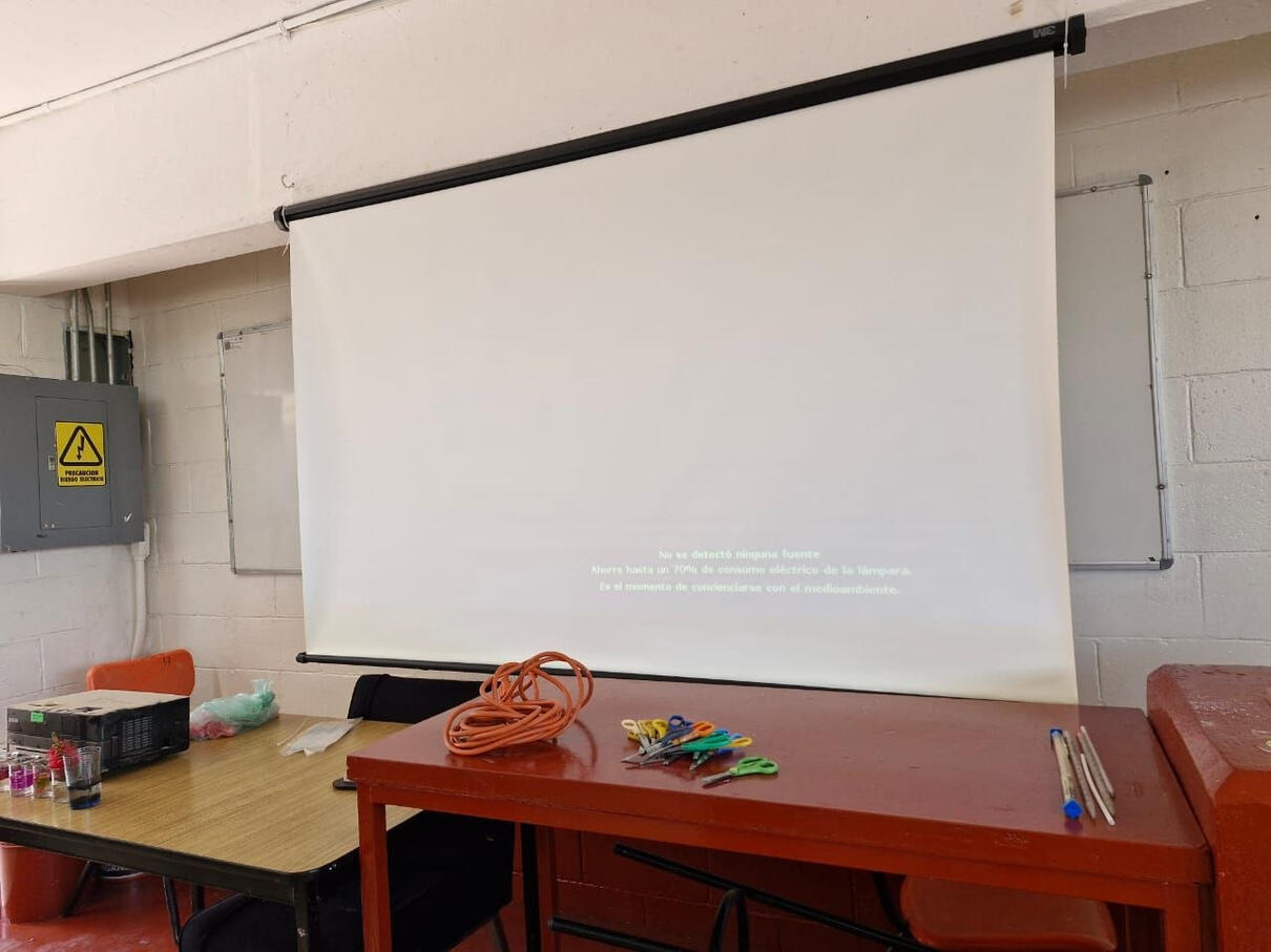 Colocación de pantalla y proyector de artes.