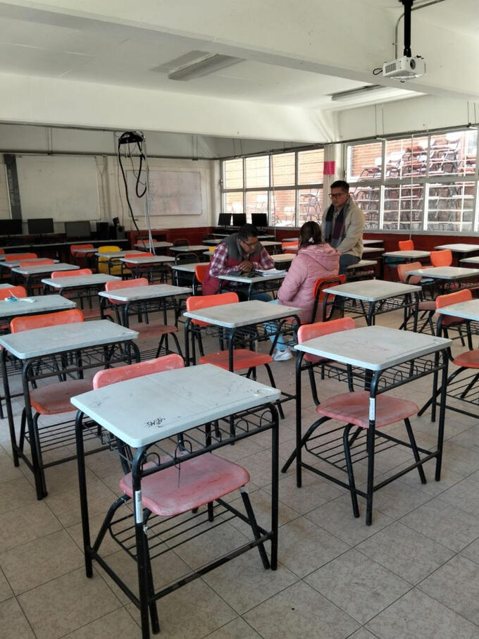 Remodelación de red escolar, colocación de pantalla y proyector.