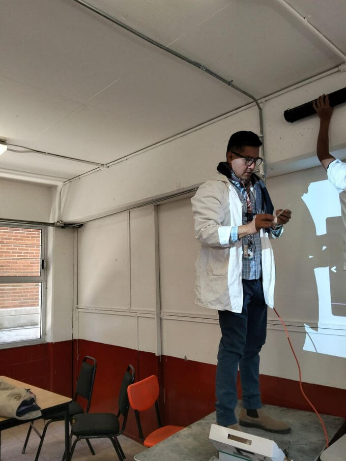 Remodelación de red escolar, colocación de pantalla y proyector.