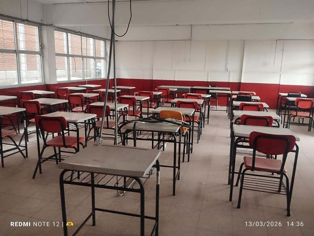 Remodelación de red escolar, colocación de pantalla y proyector.